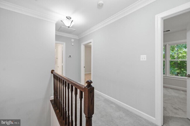 Building Photo - 2 English Hills Dr