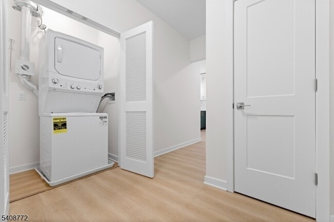 Building Photo - 321 E 3rd St