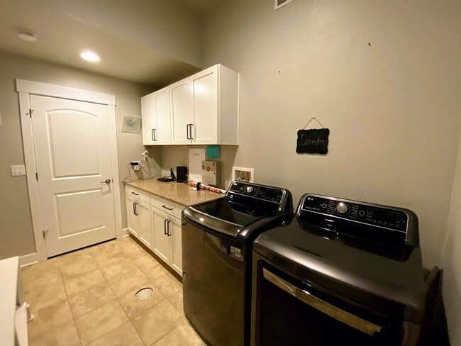 Building Photo - 5447 Valentia St