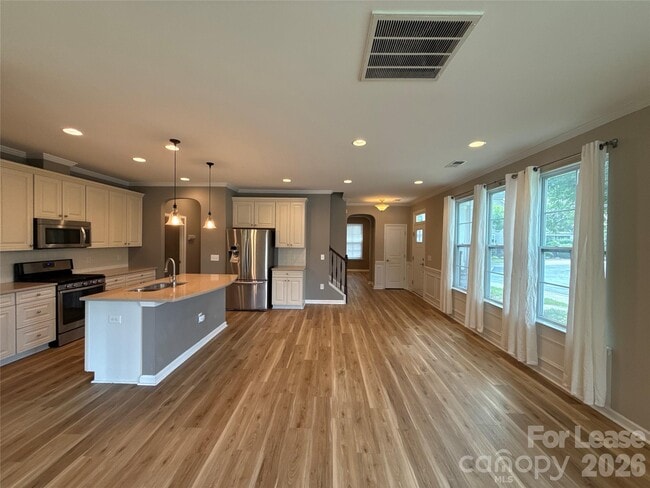 Building Photo - 5818 Glenmore Garden Dr
