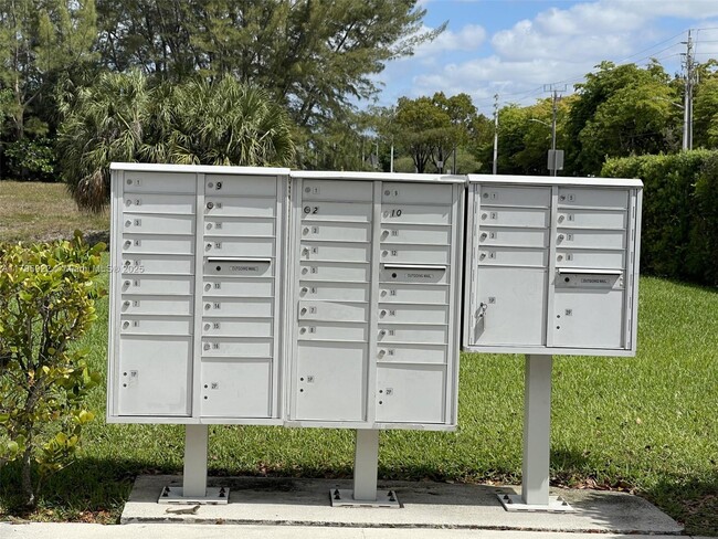 Building Photo - 2642 Riverside Dr