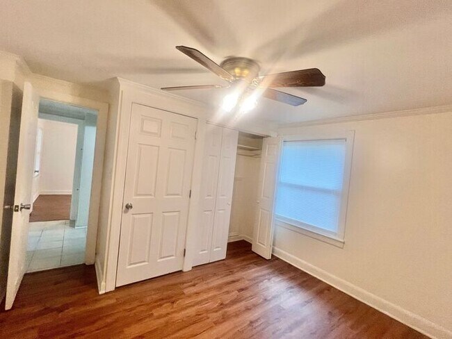 Building Photo - Cozy 2BR Cottage/No Carpet, large laundry ...