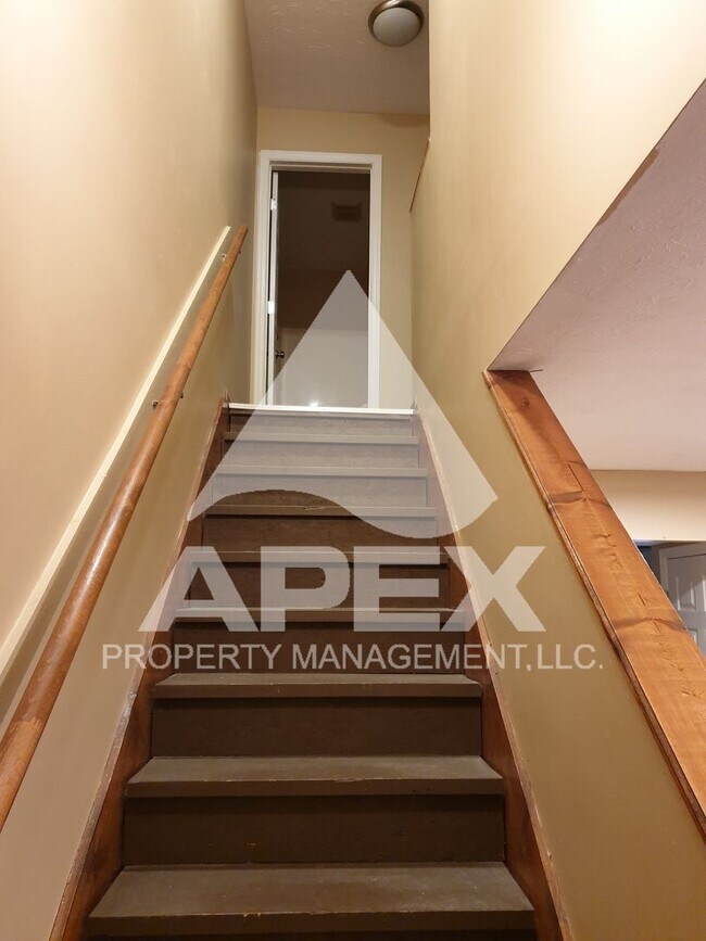 Building Photo - Spacious 2 Bd 1.5 Ba Townhouse in Halls!