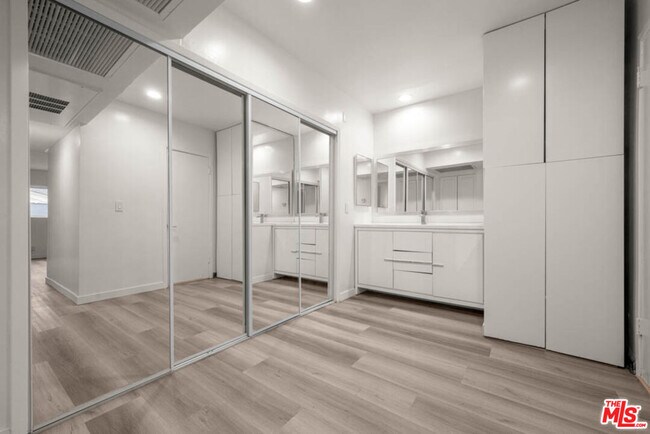 Building Photo - 423 Rexford Dr