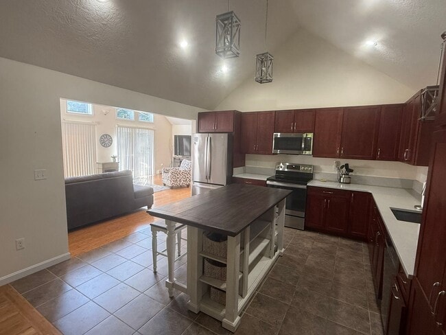 Building Photo - Spacious & Comfortable 4 Bedroom House - C...