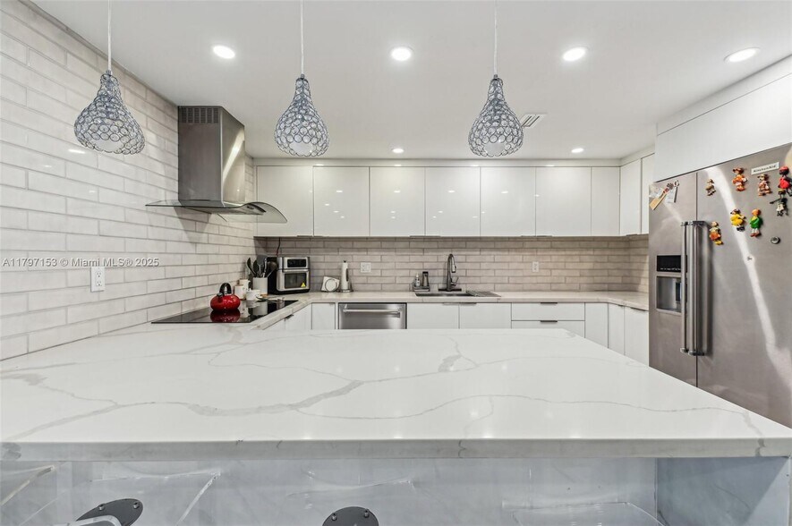 Building Photo - 121 Crandon Blvd