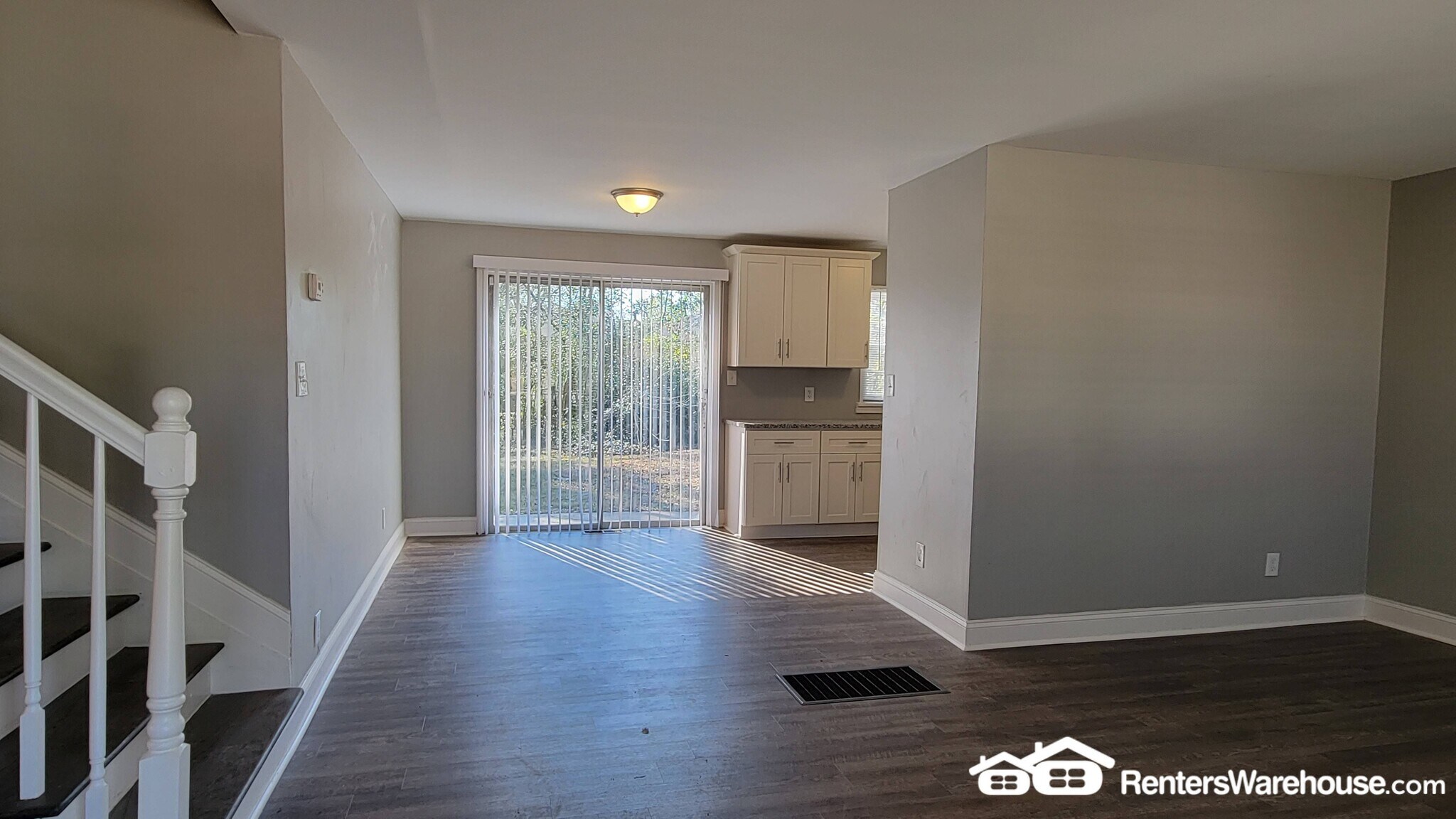 Building Photo - 131 Oak Dr SW