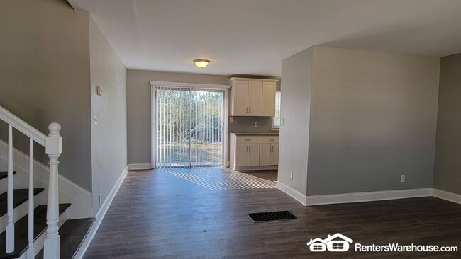 Building Photo - 131 Oak Dr SW