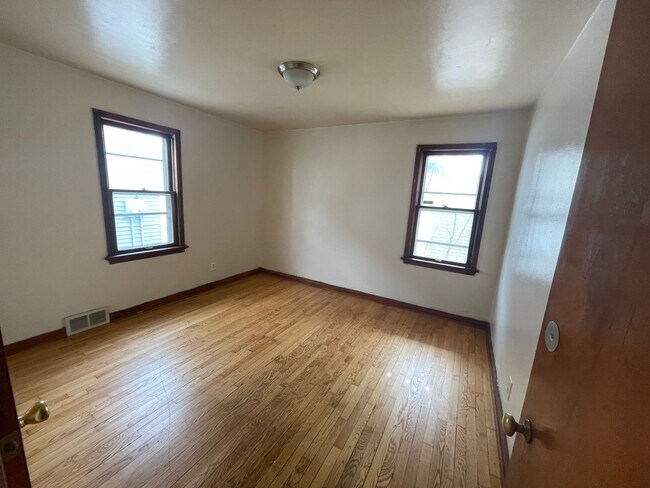 Building Photo - 2827 W Bobolink Ave