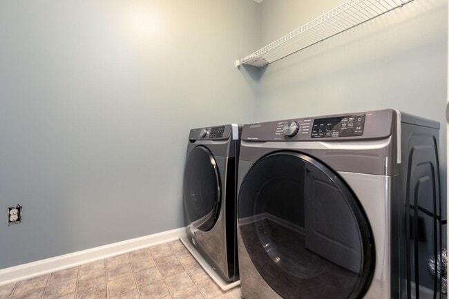 Building Photo - Spacious Home in Williamsburg - WASHINGTON RIDGE