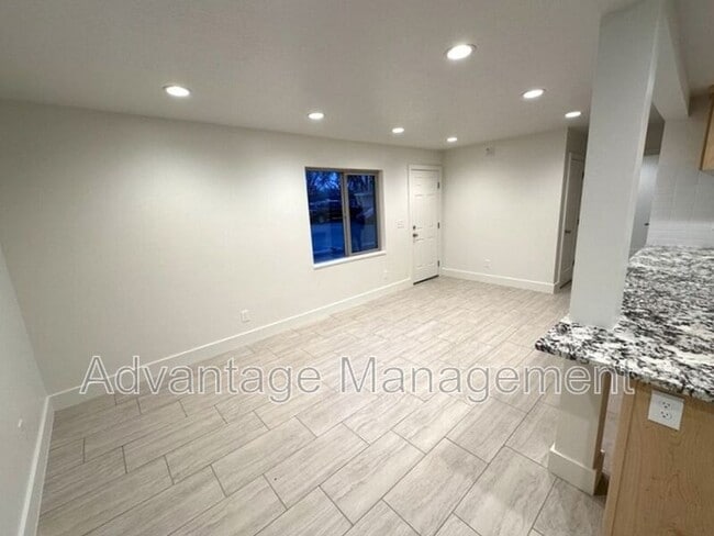 Building Photo - 469 E Elm St