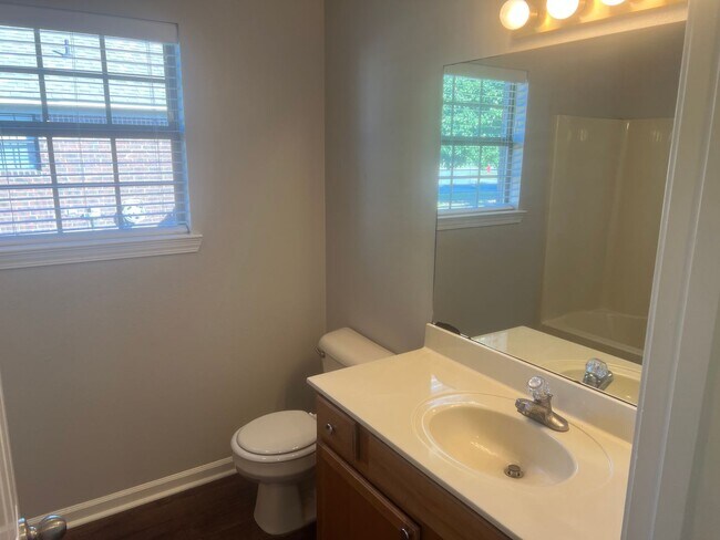 Building Photo - 3 Bed 2 Bath Home