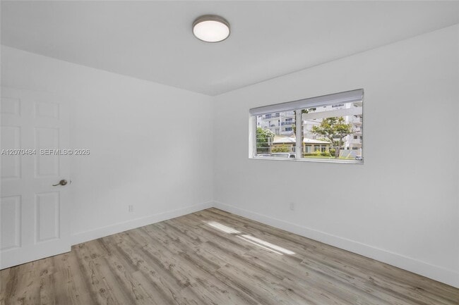 Building Photo - 2250 Bay Dr