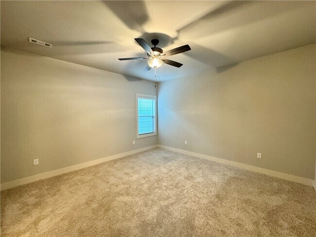 Building Photo - 832 NE Hts Ln