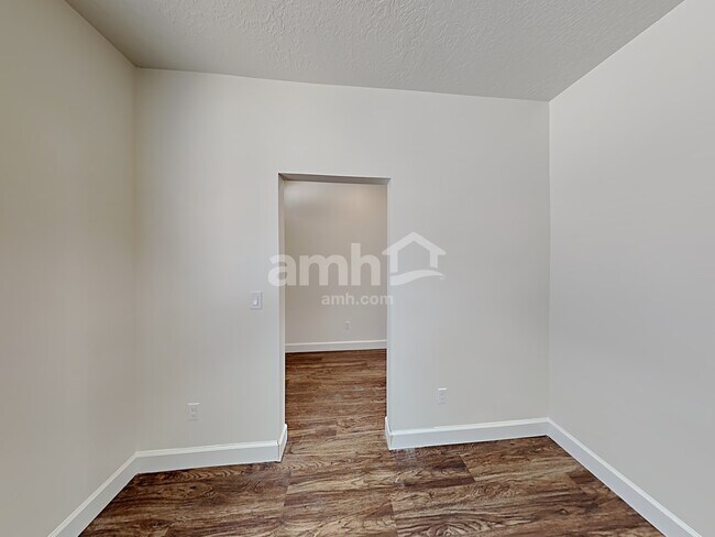 Building Photo - 1219 N Golden Spoke Dr