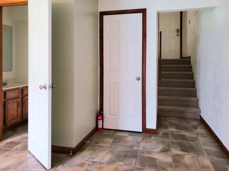 Building Photo - 121 Edith St