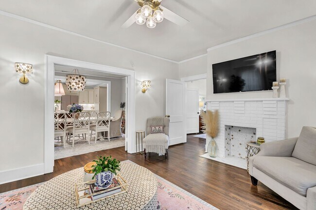 Building Photo - Completely Renovated Charming - 3 bedroom 2 bathroom home - 1108 Bonventure Rd, Savannah GA