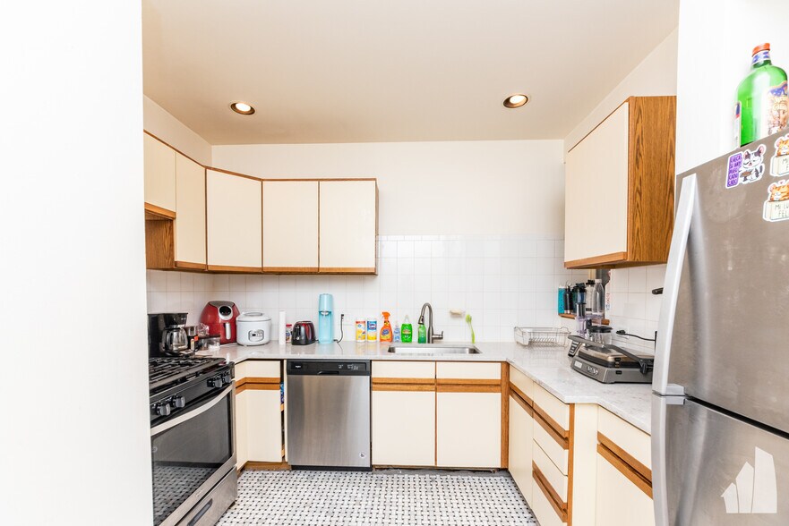 Building Photo - 1301 N Hoyne Ave