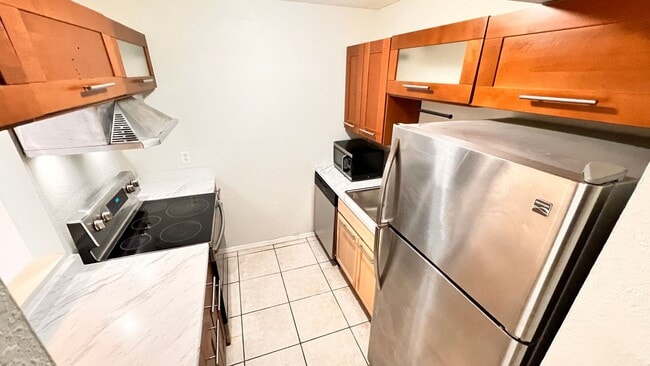 Building Photo - 1/1 Ready for Move In! Heart of Orlando Gated Community with Amenities!