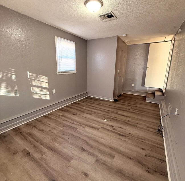 Building Photo - 2332 N Poplar St