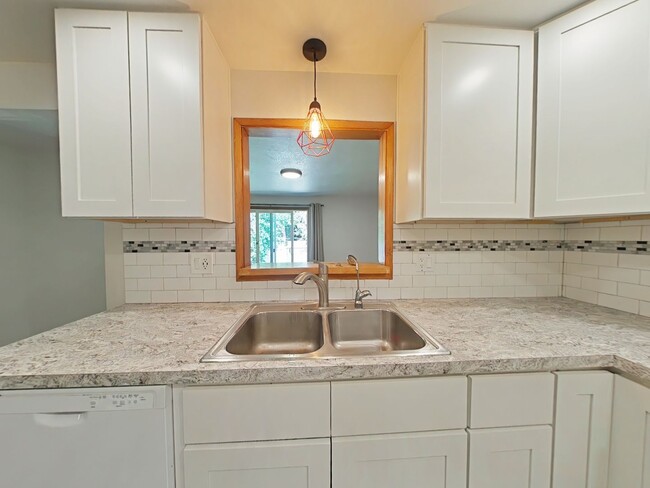 Building Photo - 3 Bedroom Duplex ~ Close to Campus ~ Small...