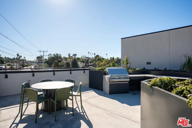 Building Photo - 3004 Sunset Blvd