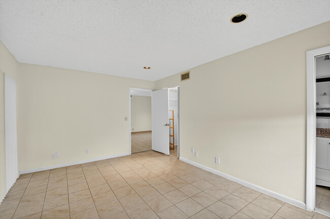 Building Photo - 638 Marlboro Oval