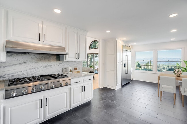 Building Photo - 15851 Mulholland Pl