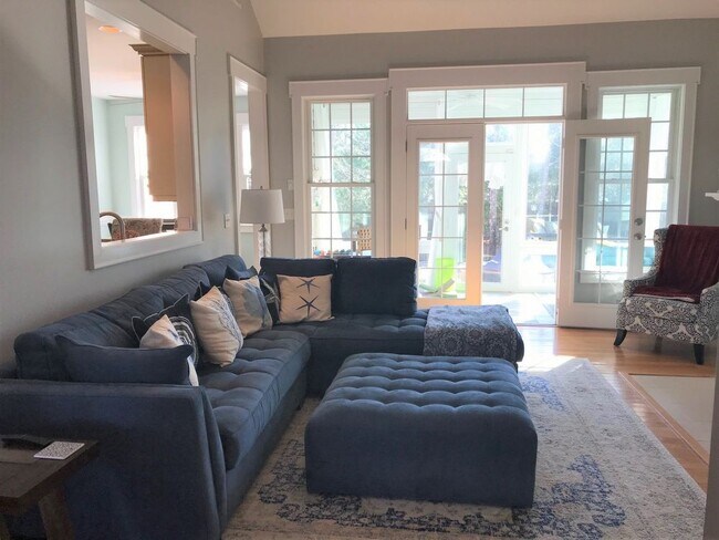 Building Photo - CROWN POINTE