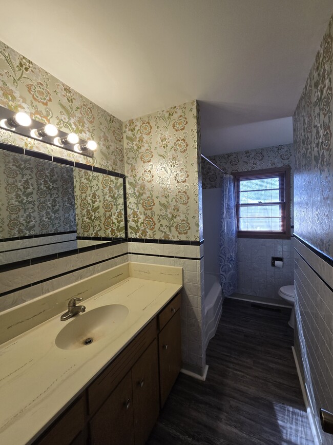 Building Photo - 3003 E Funston St