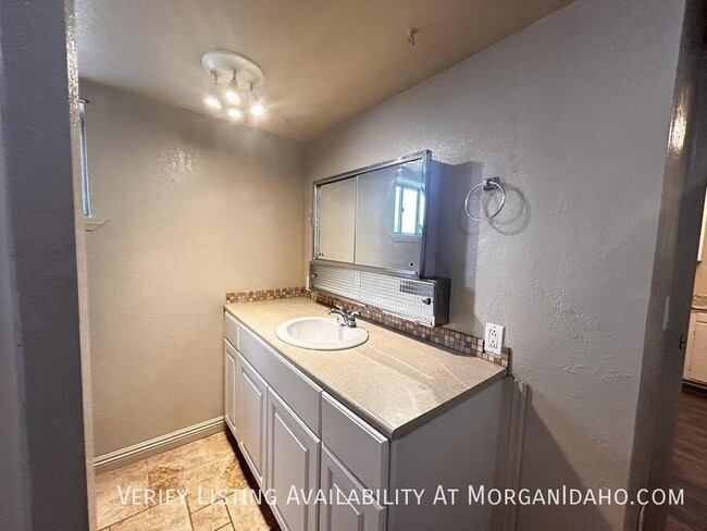 Building Photo - Conveniently located 1 bedroom with washer...