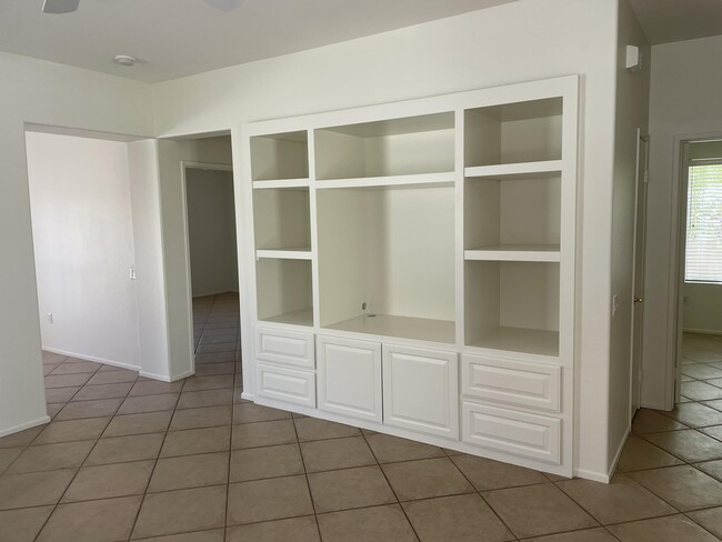 Building Photo - 78472 Glastonbury Way