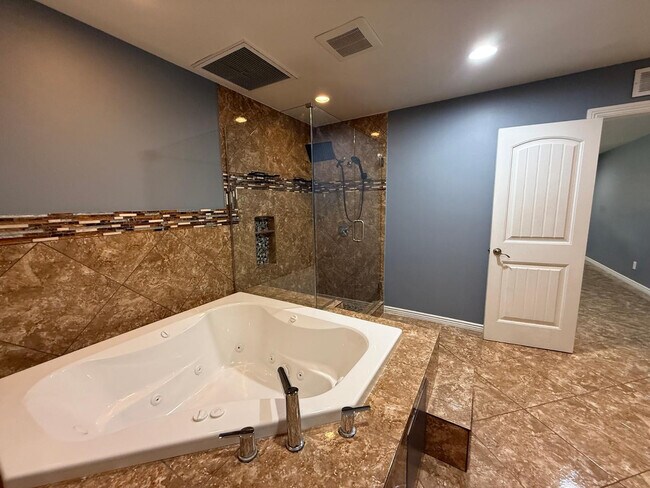 Building Photo - 4028 W Augusta Ave