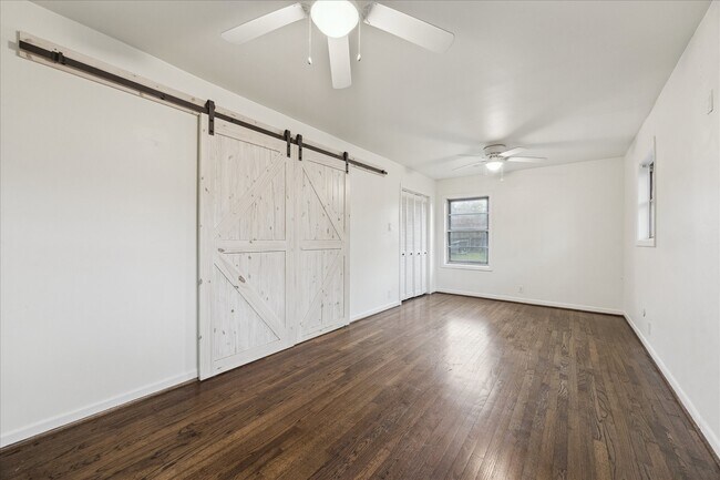 Building Photo - 7262 Roos Rd