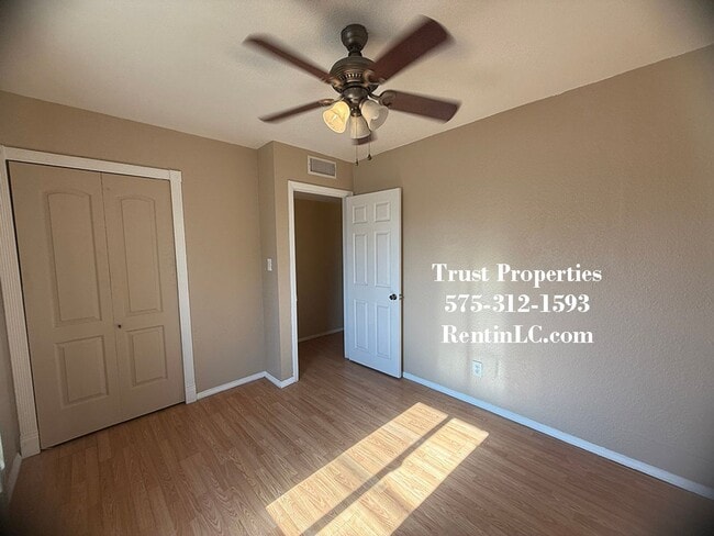 Building Photo - Spacious 2/1 close to everything
