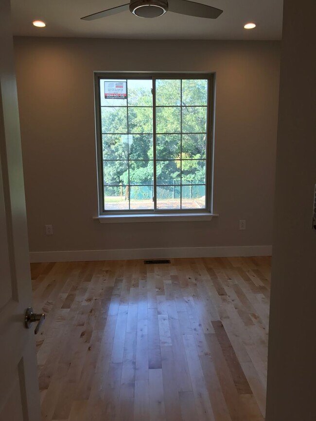 Building Photo - Bi-level 2fl 3fl 4B3B unit | Walking dista...