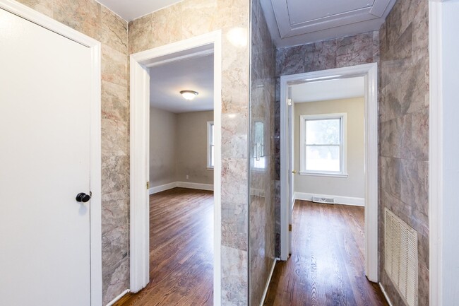 Building Photo - "Charming 3-Bedroom Retreat with Gleaming Hardwood Floors in Westerly Hills!"