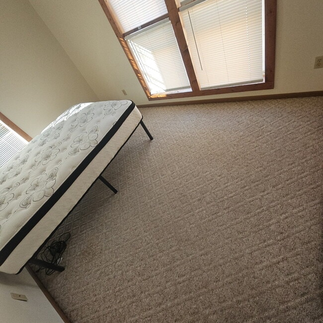 Building Photo - 2 bedroom in proximity to UWEC and downtown available June 1st