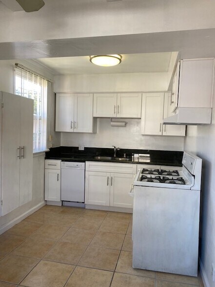 Building Photo - 7004 Hazeltine Ave