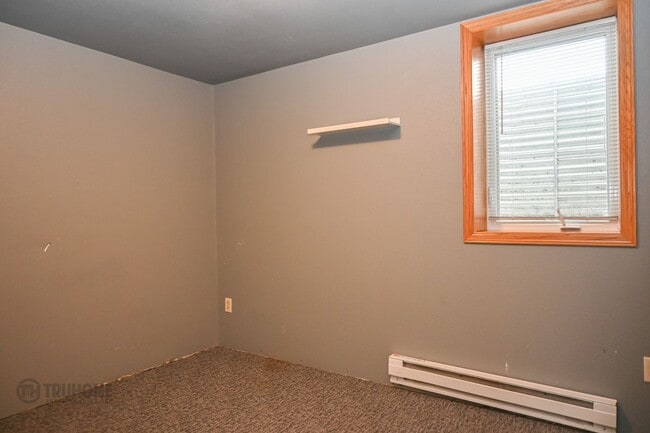 Building Photo - Large 6 Bedroom Home for Rent! Great Location on University!