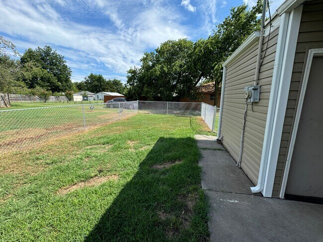 Building Photo - 2 bed with 1 bath home for rent in Norman....