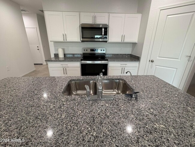 Building Photo - 1575 E Lardner Dr