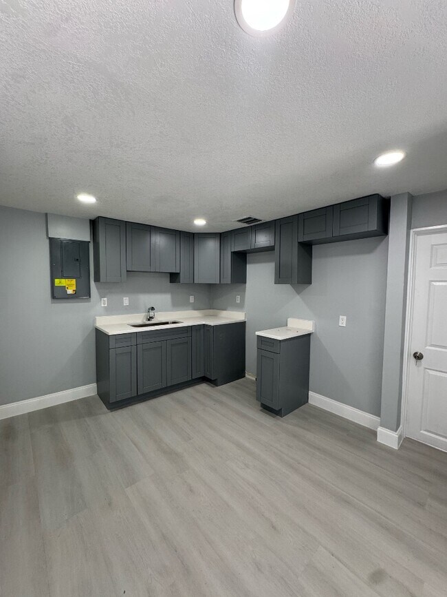 Building Photo - 3402 9th Ave W