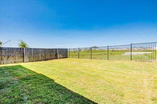 Building Photo - 802 Papaya Dr