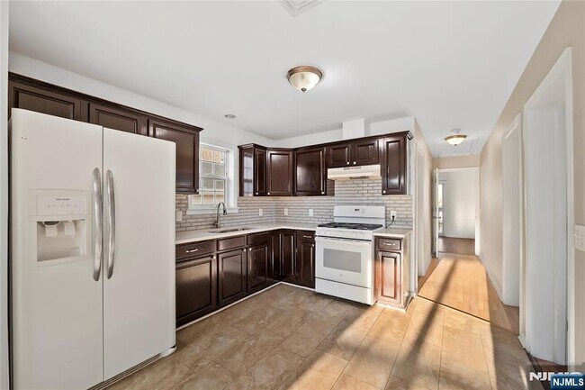 Building Photo - 110 Redwood Ave