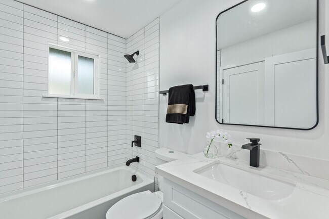 Building Photo - 1 Bed | 1 Bath -  Renovated Ground Level Unit