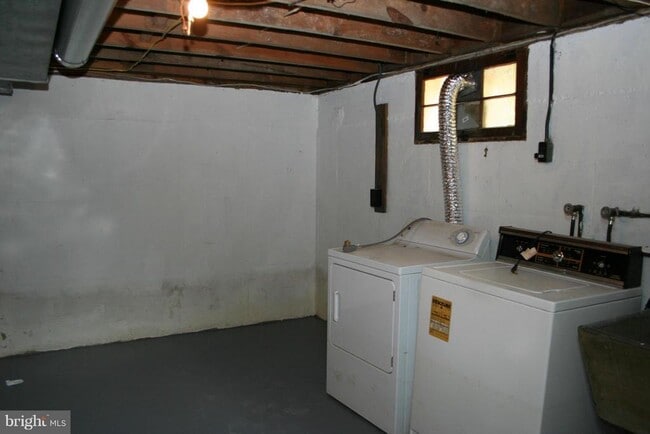 Building Photo - 305 N Emerson St