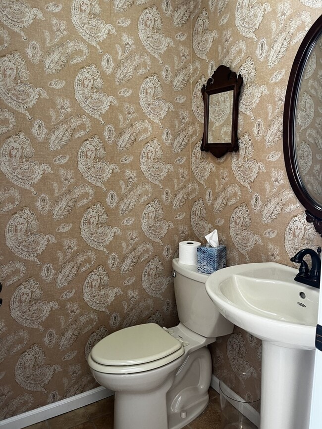 Building Photo - 634 W 2nd St