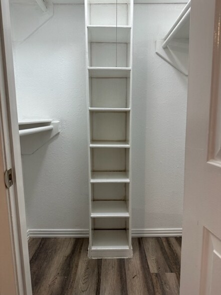 Building Photo - 806 Wildwood Ln