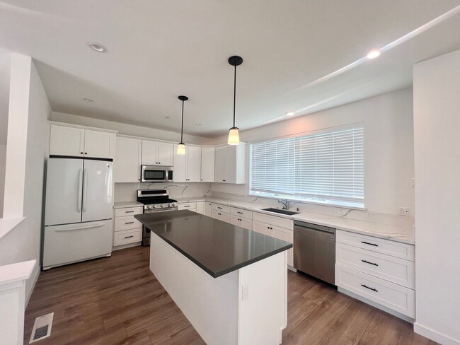 Building Photo - NEW PRICE! Beautiful 3 bedroom 2.5 home in...